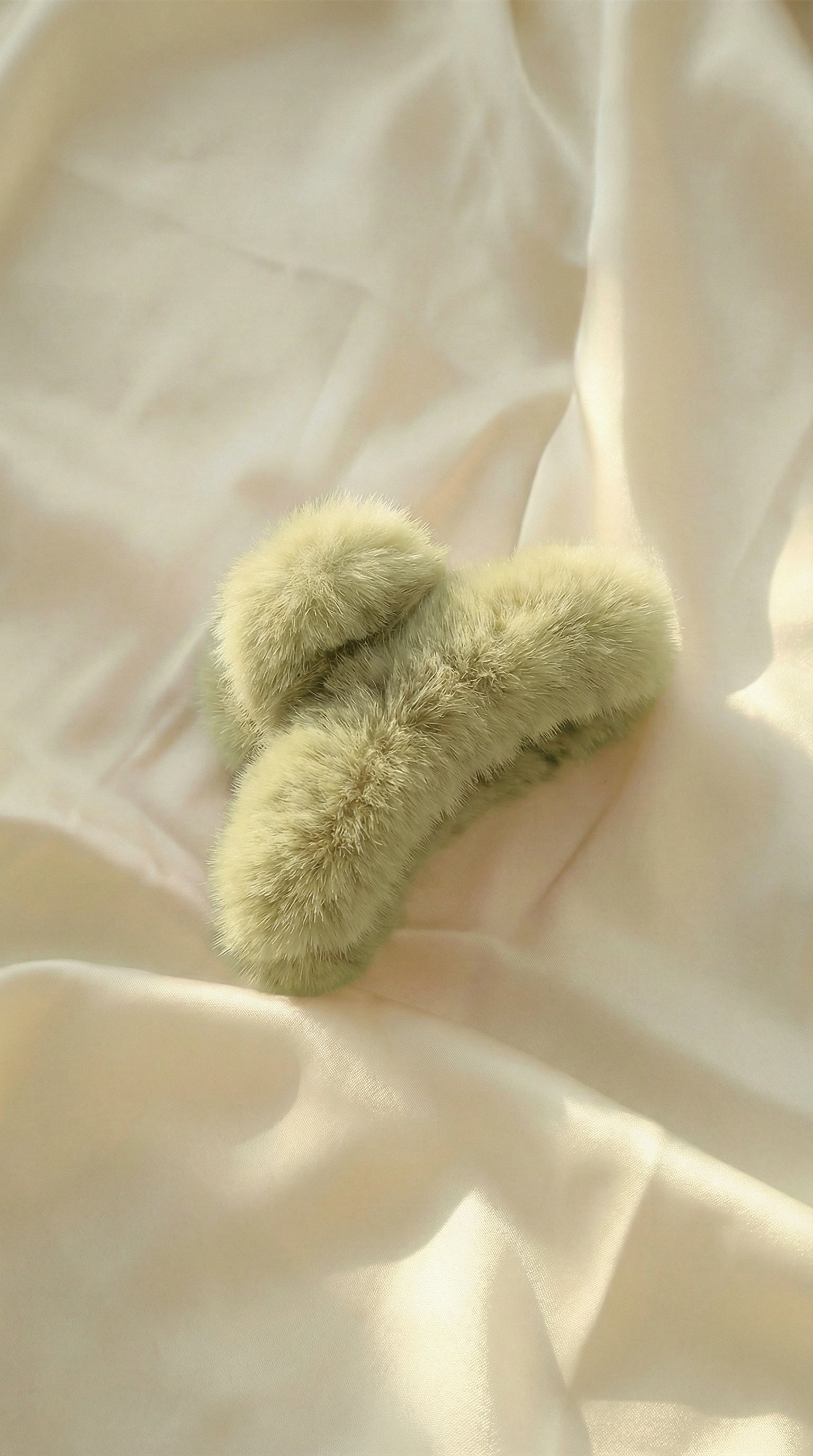 BIG FLOOFY CLIP IN PISTACHIO